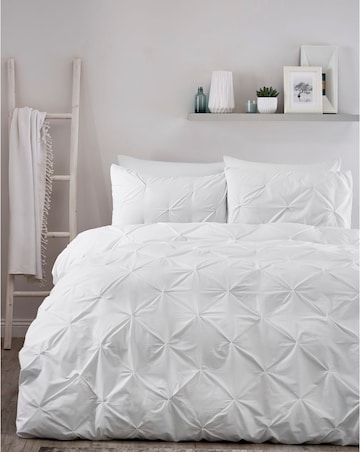 Lara White Pleated Pinuck Duvet Set