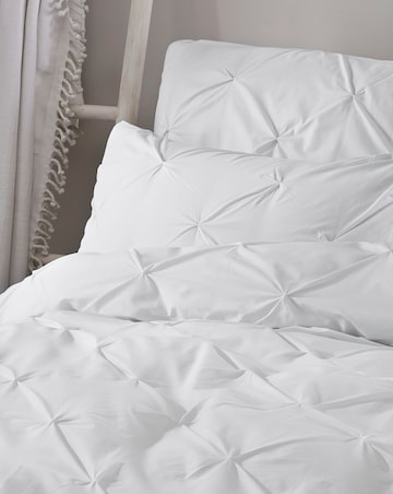 Lara White Pleated Pinuck Duvet Set